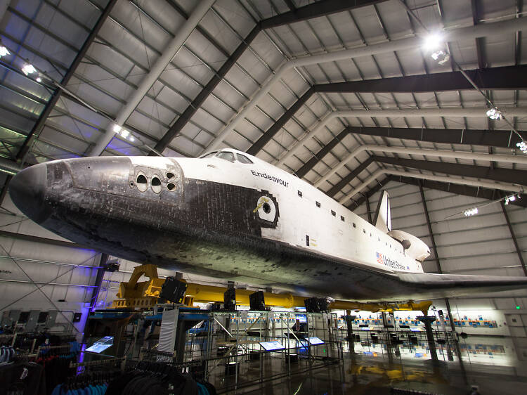 Contempla un transbordador espacial en el California Science Center