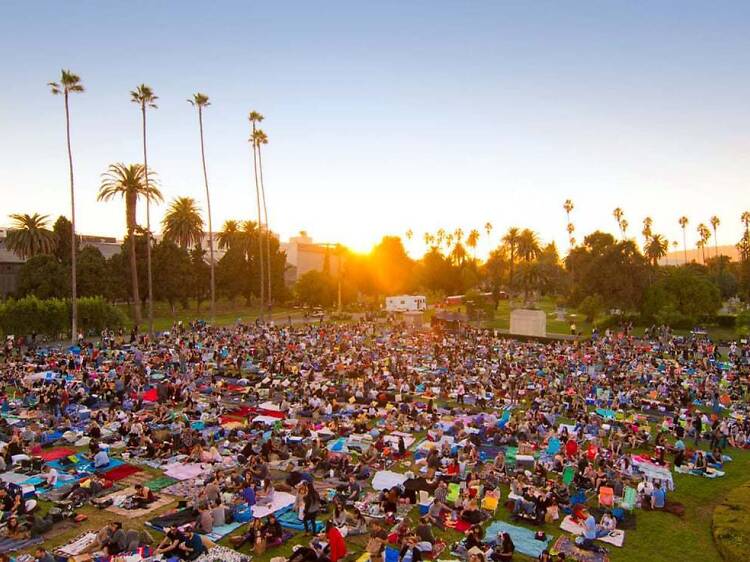 Ver películas en un cementerio de Cinespia