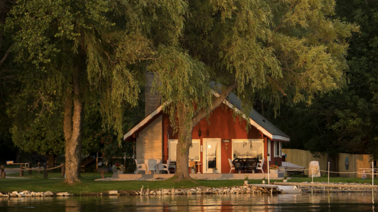 A shorefront chalet in Sturgeon Bay, Wisconsin